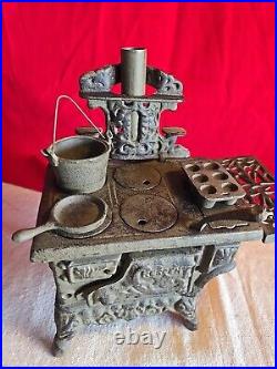 American MINIATURE CAST-IRON STOVE Crescent Salesmans Sample, Vintage Toy