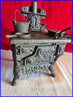 American MINIATURE CAST-IRON STOVE Crescent Salesmans Sample, Vintage Toy
