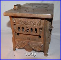 Antique 1902 Queen Toy Cast iron Stove