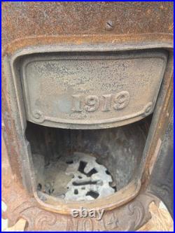 Antique Round Oak Wood Burning Stove Herald No. 14 Taunton, Ma 1919