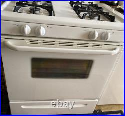 Gas Tappan White Stove Measures 30x25x35 With 4 Burners & 2 oven racks & clock