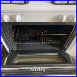 Gas Tappan White Stove Measures 30x25x35 With 4 Burners & 2 oven racks & clock