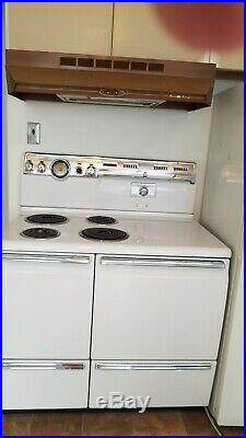 This 1950s GE Stratoliner stove oven will greatly add to your retro kitchen