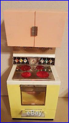 VINTAGE DELUXE READING DREAM KITCHEN Barbie 1960's with Accessories Stove Works