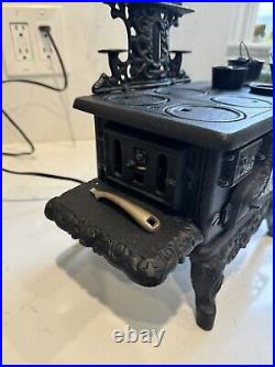 Vintage MINIATURE CAST-IRON STOVE CRESCENT Toy With A Lamp Vintage MINIATURE CAST-IRON STOVE CRESCENT Toy With A Lamp