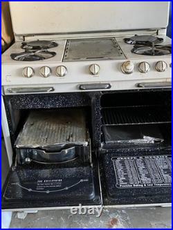 Vintage O'Keefe & Merritt Stove with 4 burners + Griddle +Grillevator +Oven