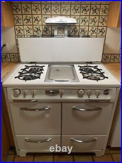 Vintage White Wedgewood Stove, 4 Burners/Griddle, Oven/Broiler, 40 All Original