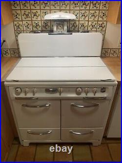 Vintage White Wedgewood Stove, 4 Burners/Griddle, Oven/Broiler, 40 All Original