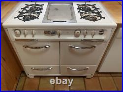 Vintage White Wedgewood Stove, 4 Burners/Griddle, Oven/Broiler, 40 All Original
